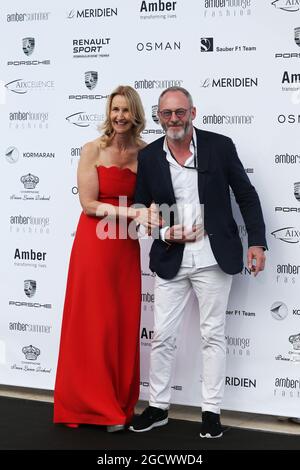 (Da L a R): Sonia Irvine (GBR) con Liam Cunningham (IRE) attore all'Amber Lounge Fashion Show. Gran Premio di Monaco, venerdì 27 maggio 2016. Monte Carlo, Monaco. Foto Stock