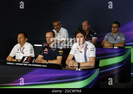La conferenza stampa della FIA (dalla fila posteriore (da L a R)): Beat Zehnder (sui) Sauber F1 Team Manager; Graham Watson (GBR) Scuderia Toro Rosso Team Manager; Luca Furbotto (ITA) Manor Racing Head of Design; Yusuke Hasegawa (JPN) responsabile del programma Honda F1; Paul Monaghan (GBR) Red Bull Racing Chief Engineer; Rob Smedley (GBR) Williams responsabile delle prestazioni del veicolo. Gran Premio d'Austria, venerdì 1 luglio 2016. Spielberg, Austria. Foto Stock