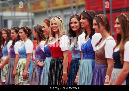 Formula una ragazze sulla sfilata piloti. Gran Premio d'Austria, domenica 3 luglio 2016. Spielberg, Austria. Foto Stock