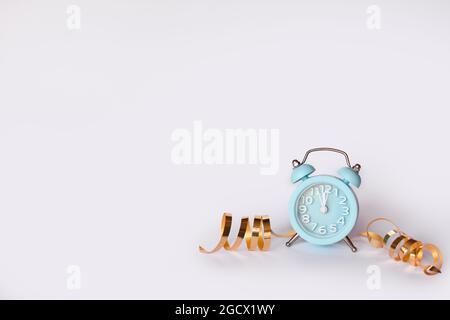sveglia blu su sfondo bianco. Foto Stock