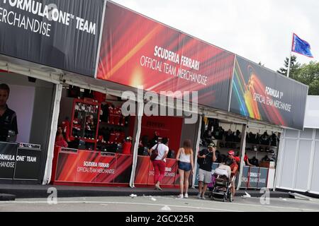 Stand del merchandising F1. Gran Premio di Germania, venerdì 29 luglio 2016. Hockenheim, Germania. Foto Stock