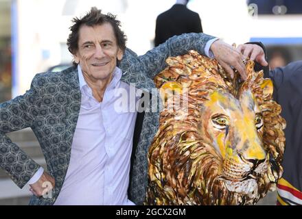 Londra, Regno Unito. 10 agosto 2021. Londra, Regno Unito. 10 agosto 2021, Londra. Ronnie Wood partecipa al lancio del Tusk Lion Trail, un'installazione d'arte globale a sostegno della conservazione africana nella Giornata Mondiale del Leone, Piccadilly Circus. Credit: Doug Peters/Alamy Live News Foto Stock
