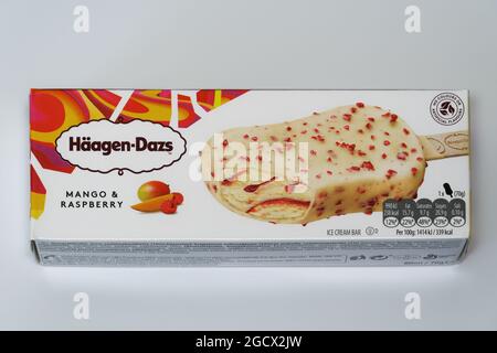 Vista dall'alto di Haagen-Dazs mango e gelato al lampone. Famoso dessert surgelato di marca su confezioni di cartone con dettagli nutrizionali su sfondo bianco Foto Stock