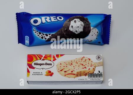 Cono Oreo con biscotti e vista dall'alto del mango Haagen-Dazs e del gelato al lampone. Famosi marchi dolci surgelati su confezioni con dettagli nutrizionali. Foto Stock