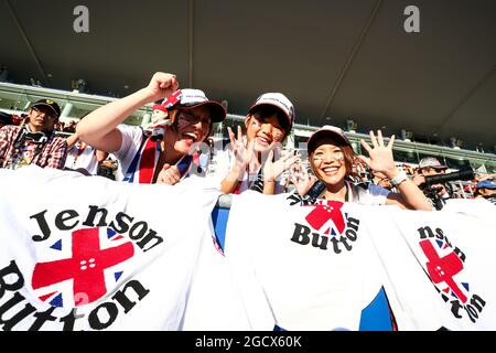 Jenson Button (GBR) tifosi della McLaren nella tribuna. Gran Premio del Giappone, giovedì 6 ottobre 2016. Suzuka, Giappone. Foto Stock