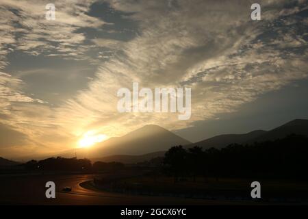 Azione panoramica in condizioni di scarsa illuminazione. Campionato Mondiale FIA Endurance, turno 7, sei ore di Fuji, venerdì 14 ottobre 2016. Fuji, Giappone. Foto Stock
