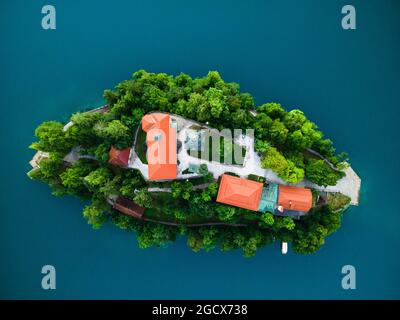 Lago Bled con Chiesa sull'isola dall'alto verso il basso Drone View. Foto Stock