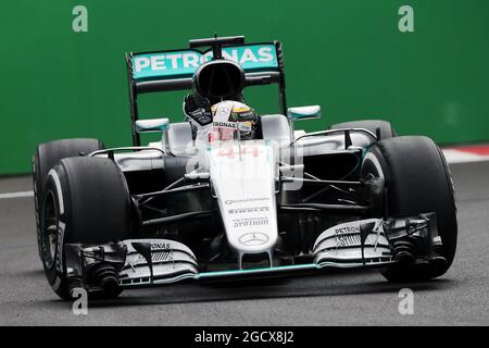 Lewis Hamilton (GBR) Mercedes AMG F1 W07 Hybrid ondeggia ai tifosi. Gran Premio del Messico, venerdì 28 ottobre 2016. Città del Messico, Messico. Foto Stock