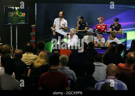 La conferenza stampa della FIA (dalla fila posteriore (da L a R)): Daniel Ricciardo (AUS) Red Bull Racing; Sebastian Vettel (GER) Ferrari; Max Verstappen (NLD) Red Bull Racing; Charlie Whiting (GBR) FIA Delegate; Lewis Hamilton (GBR) Mercedes AMG F1; Felipe massa (BRA) Williams; Nico Rosberg (GER) Mercedes AMG F1. Gran Premio del Brasile, giovedì 10 novembre 2016. San Paolo, Brasile. Foto Stock