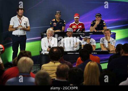 La conferenza stampa della FIA (dalla fila posteriore (da L a R)): Daniel Ricciardo (AUS) Red Bull Racing; Sebastian Vettel (GER) Ferrari; Max Verstappen (NLD) Red Bull Racing; Charlie Whiting (GBR) FIA Delegate; Lewis Hamilton (GBR) Mercedes AMG F1; Felipe massa (BRA) Williams; Nico Rosberg (GER) Mercedes AMG F1. Gran Premio del Brasile, giovedì 10 novembre 2016. San Paolo, Brasile. Foto Stock