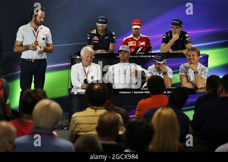 La conferenza stampa della FIA (dalla fila posteriore (da L a R)): Daniel Ricciardo (AUS) Red Bull Racing; Sebastian Vettel (GER) Ferrari; Max Verstappen (NLD) Red Bull Racing; Charlie Whiting (GBR) FIA Delegate; Lewis Hamilton (GBR) Mercedes AMG F1; Felipe massa (BRA) Williams; Nico Rosberg (GER) Mercedes AMG F1. Gran Premio del Brasile, giovedì 10 novembre 2016. San Paolo, Brasile. Foto Stock