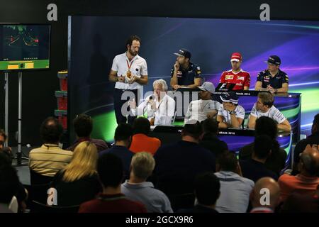 La conferenza stampa della FIA (dalla fila posteriore (da L a R)): Daniel Ricciardo (AUS) Red Bull Racing; Sebastian Vettel (GER) Ferrari; Max Verstappen (NLD) Red Bull Racing; Charlie Whiting (GBR) FIA Delegate; Lewis Hamilton (GBR) Mercedes AMG F1; Felipe massa (BRA) Williams; Nico Rosberg (GER) Mercedes AMG F1. Gran Premio del Brasile, giovedì 10 novembre 2016. San Paolo, Brasile. Foto Stock