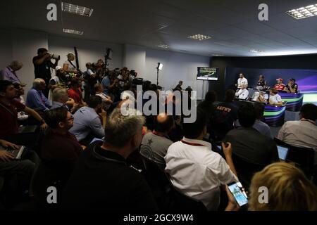 La conferenza stampa della FIA (dalla fila posteriore (da L a R)): Daniel Ricciardo (AUS) Red Bull Racing; Sebastian Vettel (GER) Ferrari; Max Verstappen (NLD) Red Bull Racing; Charlie Whiting (GBR) FIA Delegate; Lewis Hamilton (GBR) Mercedes AMG F1; Felipe massa (BRA) Williams; Nico Rosberg (GER) Mercedes AMG F1. Gran Premio del Brasile, giovedì 10 novembre 2016. San Paolo, Brasile. Foto Stock