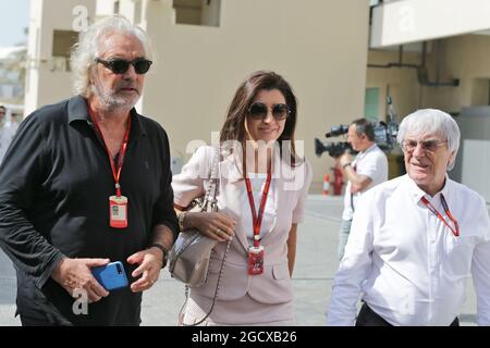 (Da L a R): Flavio Briatore (ITA) con Fabiana Flosi (BRA) e suo marito Bernie Ecclestone (GBR). Gran Premio di Abu Dhabi, sabato 26 novembre 2016. Yas Marina Circuit, Abu Dhabi, Emirati Arabi Uniti. Foto Stock