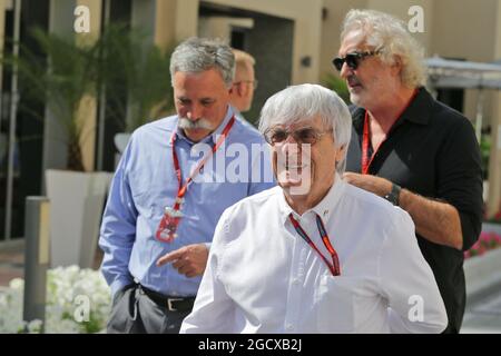 Bernie Ecclestone (GBR) con Chase Carey (USA) Presidente del Gruppo Formula uno (sinistra) e Flavio Briatore (ITA) (destra). Gran Premio di Abu Dhabi, sabato 26 novembre 2016. Yas Marina Circuit, Abu Dhabi, Emirati Arabi Uniti. Foto Stock