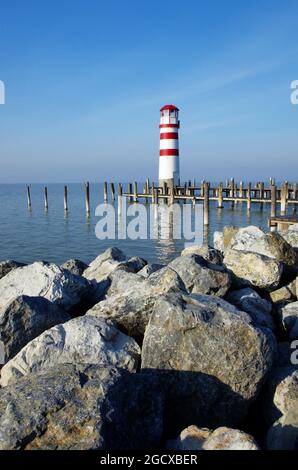 Faro al lago Neusiedl in bella giornata di sole e cielo blu. Meraviglioso panorama sul mare. Neusiedler See, Burgenland, Austria. Bellissimo panorama. Foto Stock