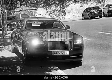 Kiev, Ucraina - 10 giugno 2017: Rolls-Royce Wraith parcheggiato sul marciapiede Foto Stock