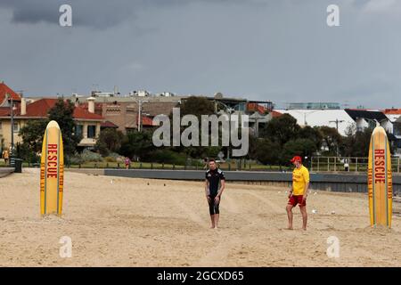 Daniil Kvyat (RUS) Scuderia Toro Rosso sulla spiaggia di St Kilda con il St Kilda Lifesaving Club. Gran Premio d'Australia, mercoledì 22 marzo 2017. Albert Park, Melbourne, Australia. Foto Stock