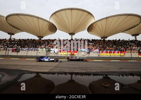 Romain Grosjean (fra) Haas F1 Team VF-17 guida Antonio Giovinazzi (ITA) Sauber C36. Gran Premio di Cina, sabato 8 aprile 2017. Shanghai, Cina. Foto Stock