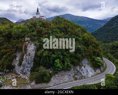 Chiesa di Sant'Anton e Ossario di Kobarid, memoriale di Caporetto dalla prima guerra mondiale. Vista aerea drone. Foto Stock