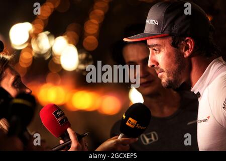 Fernando Alonso (ESP) McLaren con i media. Gran Premio del Bahrain, sabato 15 aprile 2017. Sakhir, Bahrein. Foto Stock