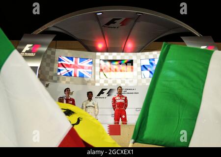 Il vincitore della gara Sebastian Vettel (GER) Ferrari sul podio. Gran Premio del Bahrain, domenica 17 aprile 2017. Sakhir, Bahrein. Foto Stock