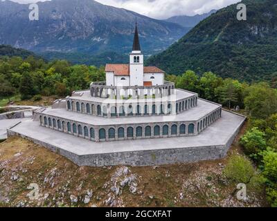 Chiesa di Sant'Anton e Ossario di Kobarid, memoriale di Caporetto dalla prima guerra mondiale. Vista aerea drone. Foto Stock