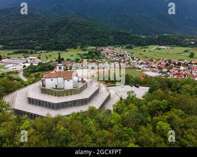 St Anton Chiesa e Kobarid Ossario Caporetto Memorial dalla prima guerra mondiale. Antenna fuco View Foto Stock