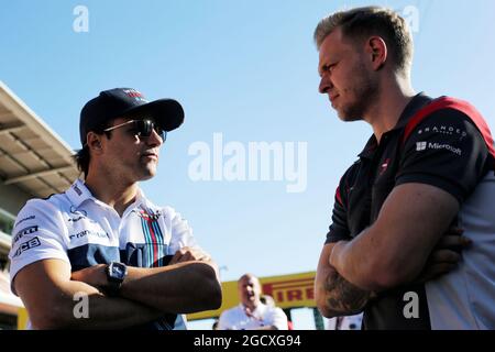 (Da L a R): Felipe massa (BRA) Williams con Kevin Magnussen (DEN) Haas F1 Team. Gran Premio di Spagna, venerdì 12 maggio 2017. Barcellona, Spagna. Foto Stock