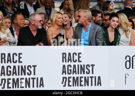 (Da L a R): Attore Liam Cunningham (IRE); attrice Pamela Anderson (USA); ed Eddie Irvine (GBR) all'Amber Lounge Fashion Show. Gran Premio di Monaco, venerdì 26 maggio 2017. Monte Carlo, Monaco. Foto Stock