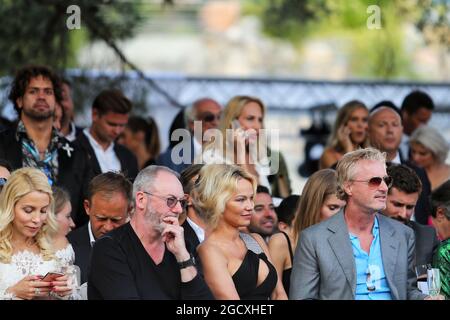 (Da L a R): Liam Cunningham (IRE) attore con Pamela Anderson (USA) attrice ed Eddie Irvine (GBR) all'Amber Lounge Fashion Show. Gran Premio di Monaco, venerdì 26 maggio 2017. Monte Carlo, Monaco. Foto Stock