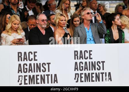 (Da L a R): Liam Cunningham (IRE) attore con Pamela Anderson (USA) attrice ed Eddie Irvine (GBR) all'Amber Lounge Fashion Show. Gran Premio di Monaco, venerdì 26 maggio 2017. Monte Carlo, Monaco. Foto Stock