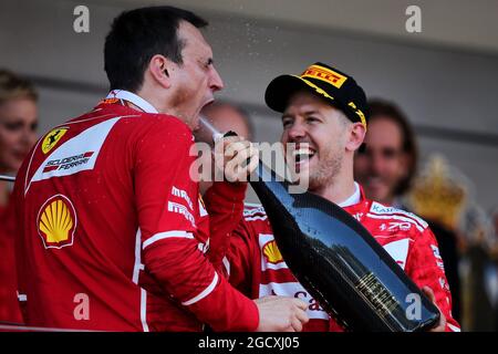 Il vincitore della gara Sebastian Vettel (GER) Ferrari festeggia sul podio con Riccardo Adami (ITA) Ferrari Race Engineer. Gran Premio di Monaco, domenica 28 maggio 2017. Monte Carlo, Monaco. Foto Stock