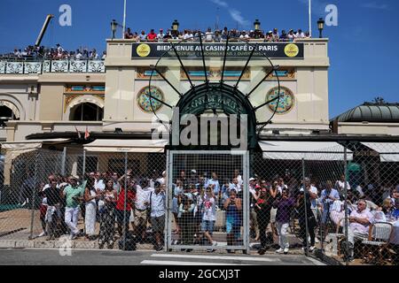 Tifosi e atmosfera Monaco. Gran Premio di Monaco, domenica 28 maggio 2017. Monte Carlo, Monaco. Foto Stock