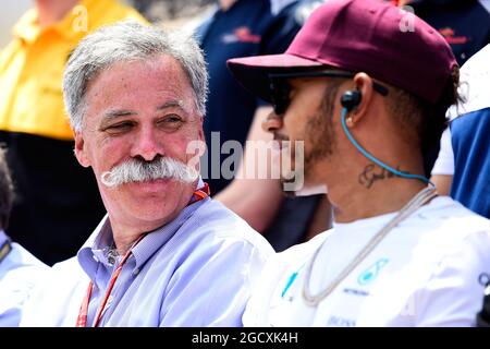 Lewis Hamilton (GBR) Mercedes AMG F1 con Chase Carey (USA) Presidente del Gruppo Formula uno. Gran Premio del Canada, domenica 11 giugno 2017. Montreal, Canada. Foto Stock