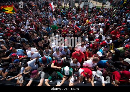 Tifosi sul podio. Gran Premio del Canada, domenica 11 giugno 2017. Montreal, Canada. Foto Stock