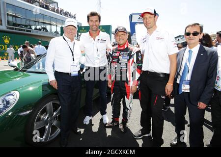 Akio Toyoda (JPN) Presidente Toyota Motor Corporation con Mark Webber (AUS) e Alex Wurz (AUT), in griglia. Campionato Mondiale FIA Endurance, ore 24 le Mans - Qualifiche, sabato 17 giugno 2017. Le Mans, Francia. Foto Stock