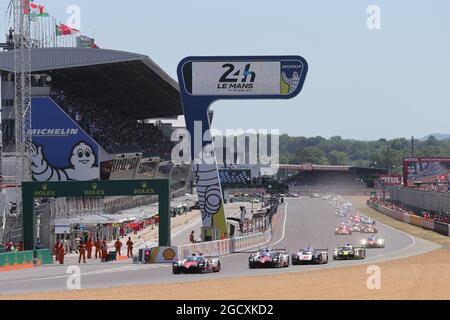 Mike Conway (GBR) / Kamui Kobayashi (JPN) / Stephane Sarrazin (fra) 07 Toyota Gazoo Racing Toyota TS050 Hybrid conduce all'inizio della gara. Campionato Mondiale FIA Endurance, ore 24 le Mans - Qualifiche, sabato 17 giugno 2017. Le Mans, Francia. Foto Stock