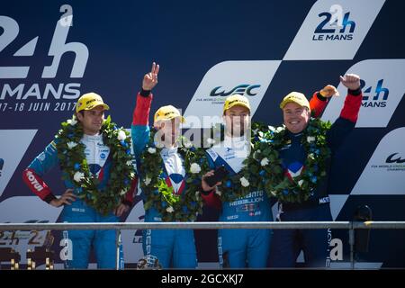 Nelson Piquet Jr (BRA) / Mathias Beche (sui) / David Heinemeier-Hansson (DEN) 13 Vaillante Rebellion, Oreca 07 - Gibson, festeggiano la terza posizione sul podio. Campionato Mondiale FIA Endurance, ore 24 le Mans - gara, domenica 18 giugno 2017. Le Mans, Francia. Foto Stock