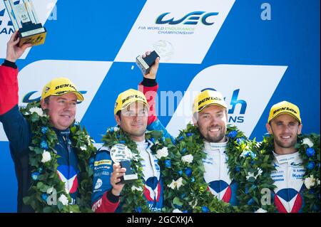 Nelson Piquet Jr (BRA) / Mathias Beche (sui) / David Heinemeier-Hansson (DEN) 13 Vaillante Rebellion, Oreca 07 - Gibson, festeggiano la terza posizione sul podio. Campionato Mondiale FIA Endurance, ore 24 le Mans - gara, domenica 18 giugno 2017. Le Mans, Francia. Foto Stock