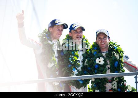 I vincitori di gara Brendon Hartley (NZL), Earl Bamp (NZL), Timo Bernhard (GER) n. 02 Porsche LMP Team, Porsche 919 Hybrid, festeggiano sul podio. Campionato Mondiale FIA Endurance, ore 24 le Mans - gara, domenica 18 giugno 2017. Le Mans, Francia. Foto Stock