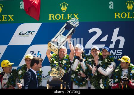 I vincitori di gara Brendon Hartley (NZL), Earl Bamp (NZL), Timo Bernhard (GER) n. 02 Porsche LMP Team, Porsche 919 Hybrid, festeggiano sul podio. Campionato Mondiale FIA Endurance, ore 24 le Mans - gara, domenica 18 giugno 2017. Le Mans, Francia. Foto Stock