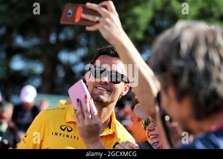 Jolyon Palmer (GBR) Renault Sport F1 Team con tifosi. Gran Premio d'Austria, giovedì 6 luglio 2017. Spielberg, Austria. Gran Premio d'Austria, giovedì 6 luglio 2017. Spielberg, Austria. Foto Stock