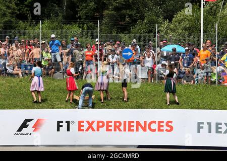 Formula una ragazze con i ventilatori. Gran Premio d'Austria, sabato 8 luglio 2017. Spielberg, Austria. Foto Stock