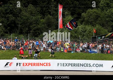 Formula una ragazze con i ventilatori. Gran Premio d'Austria, sabato 8 luglio 2017. Spielberg, Austria. Foto Stock