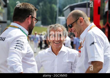 (Da L a R): Gwen Lagrue, responsabile sviluppo piloti Mercedes AMG e Alain Prost (fra) Consulente Speciale Team Renault Sport F1. Gran Premio d'Austria, domenica 9 luglio 2017. Spielberg, Austria. Foto Stock