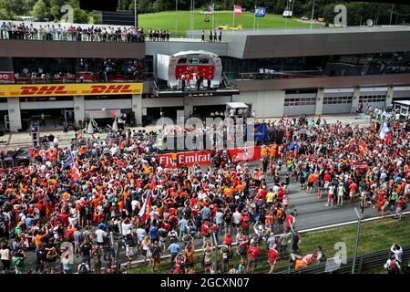 Tifosi sul circuito sul podio. Gran Premio d'Austria, domenica 9 luglio 2017. Spielberg, Austria. Foto Stock