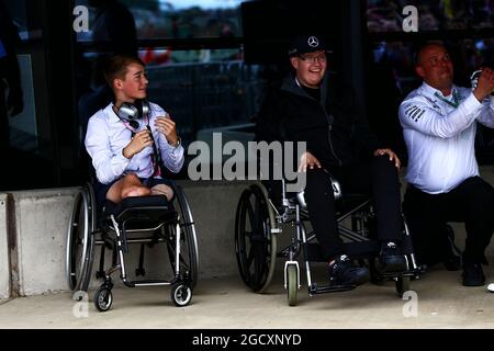 Pilota da corsa Billy Monger (GBR) (a sinistra). Gran Premio di Gran Bretagna, domenica 16 luglio 2017. Silverstone, Inghilterra. Foto Stock