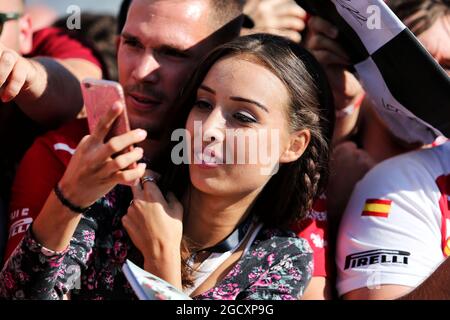 Tifosi nella pit lane. Gran Premio di Ungheria, giovedì 27 luglio 2017. Budapest, Ungheria. Foto Stock