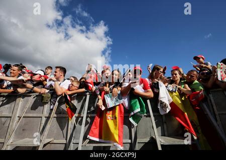 Tifosi nella pit lane. Gran Premio di Ungheria, giovedì 27 luglio 2017. Budapest, Ungheria. Foto Stock